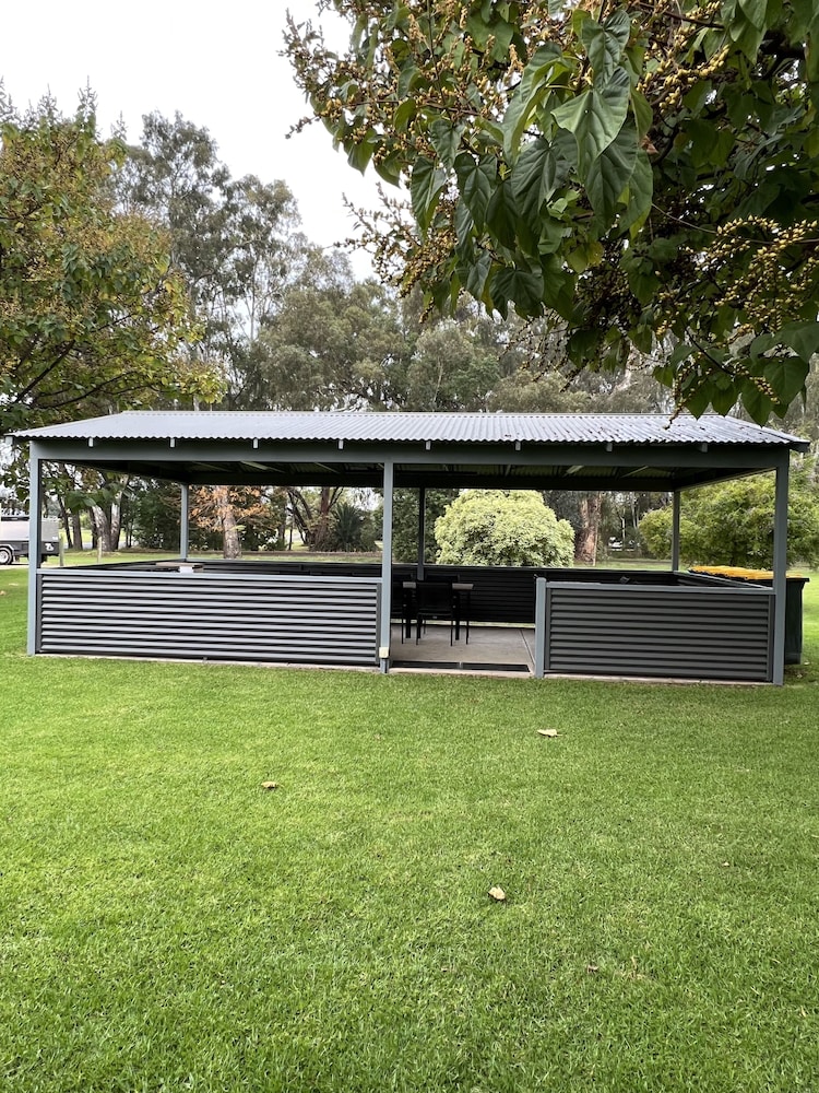 Greenways Holiday Units 15/22