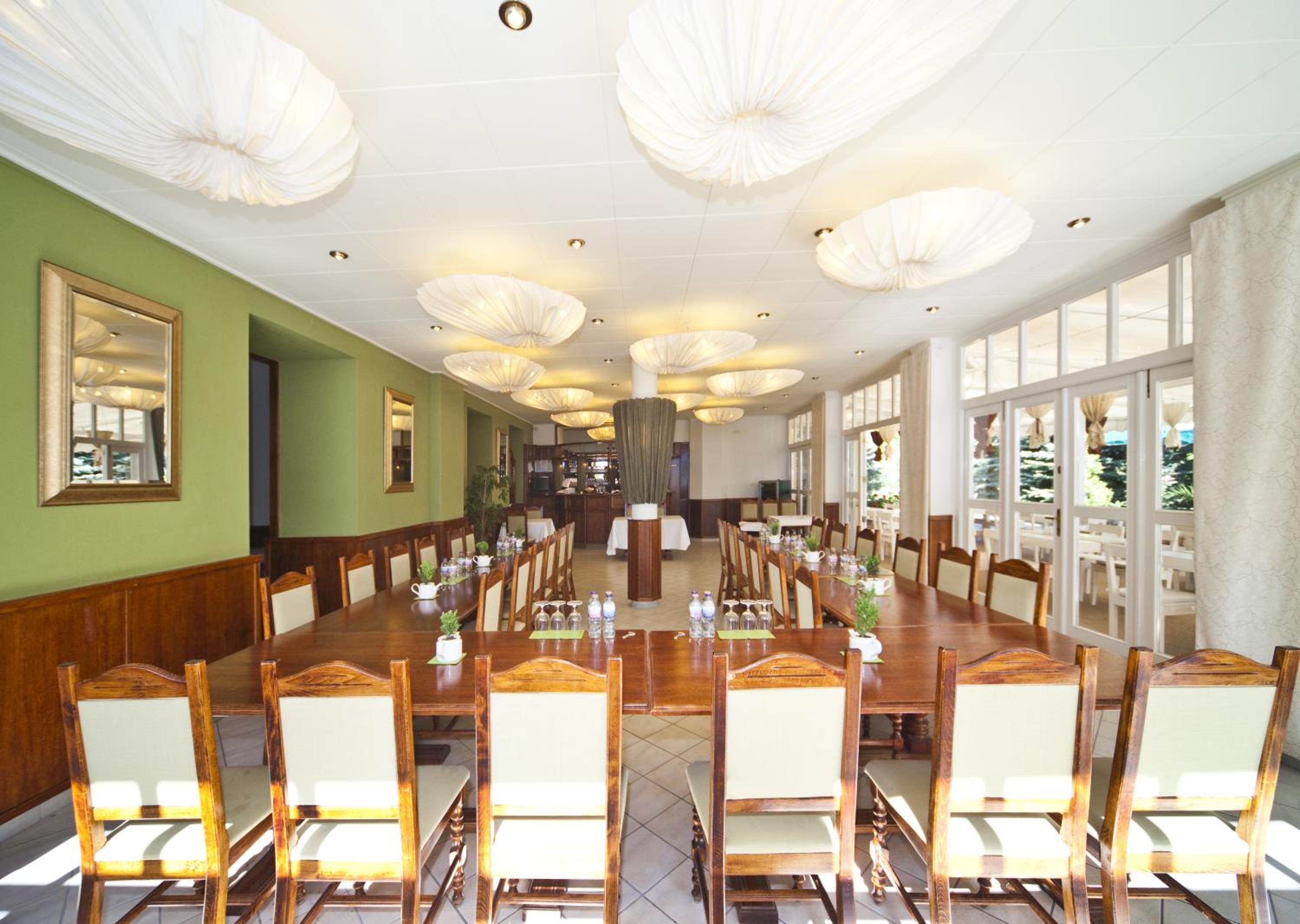 Astoria Hotel and Restaurant 32/41