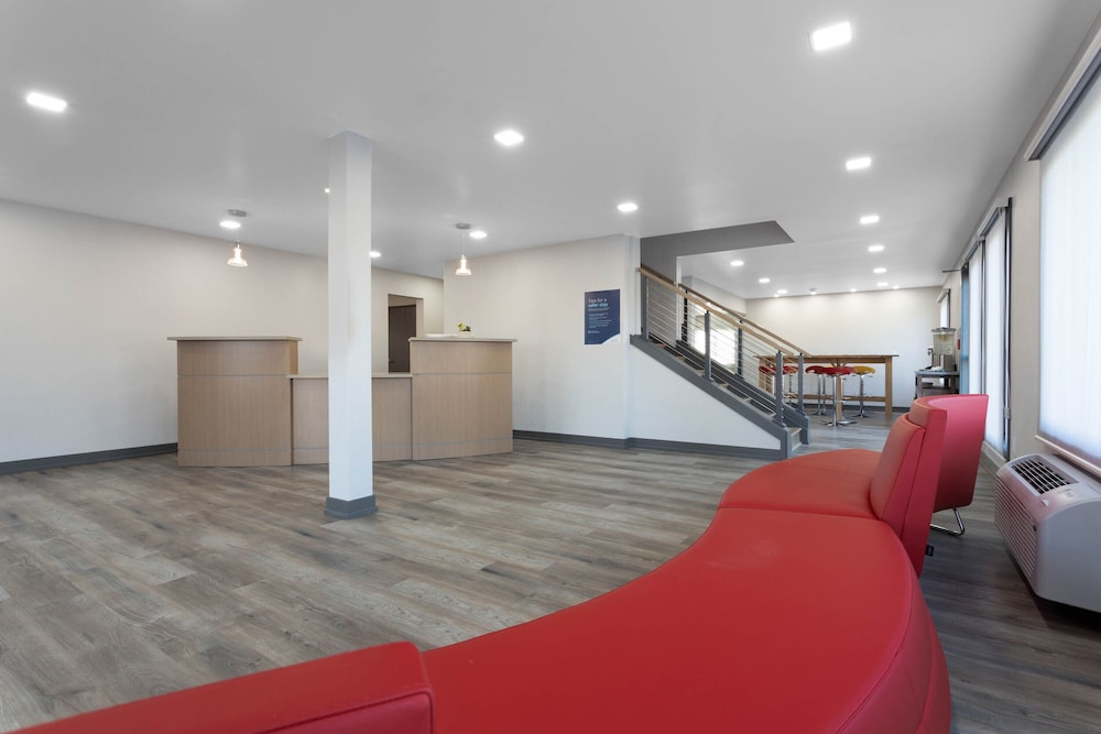Travelodge by Wyndham Elkhart 9/54