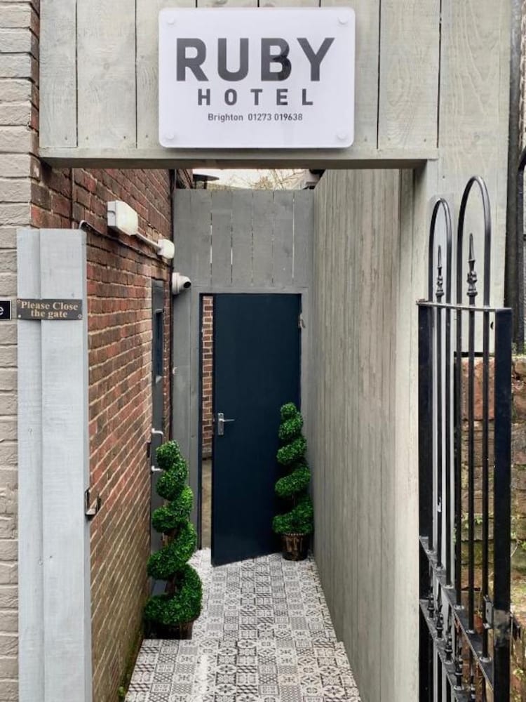Ruby Pub & Hotel 5/33