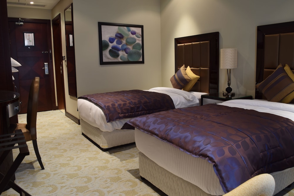 Strato Hotel By Warwick 5/28