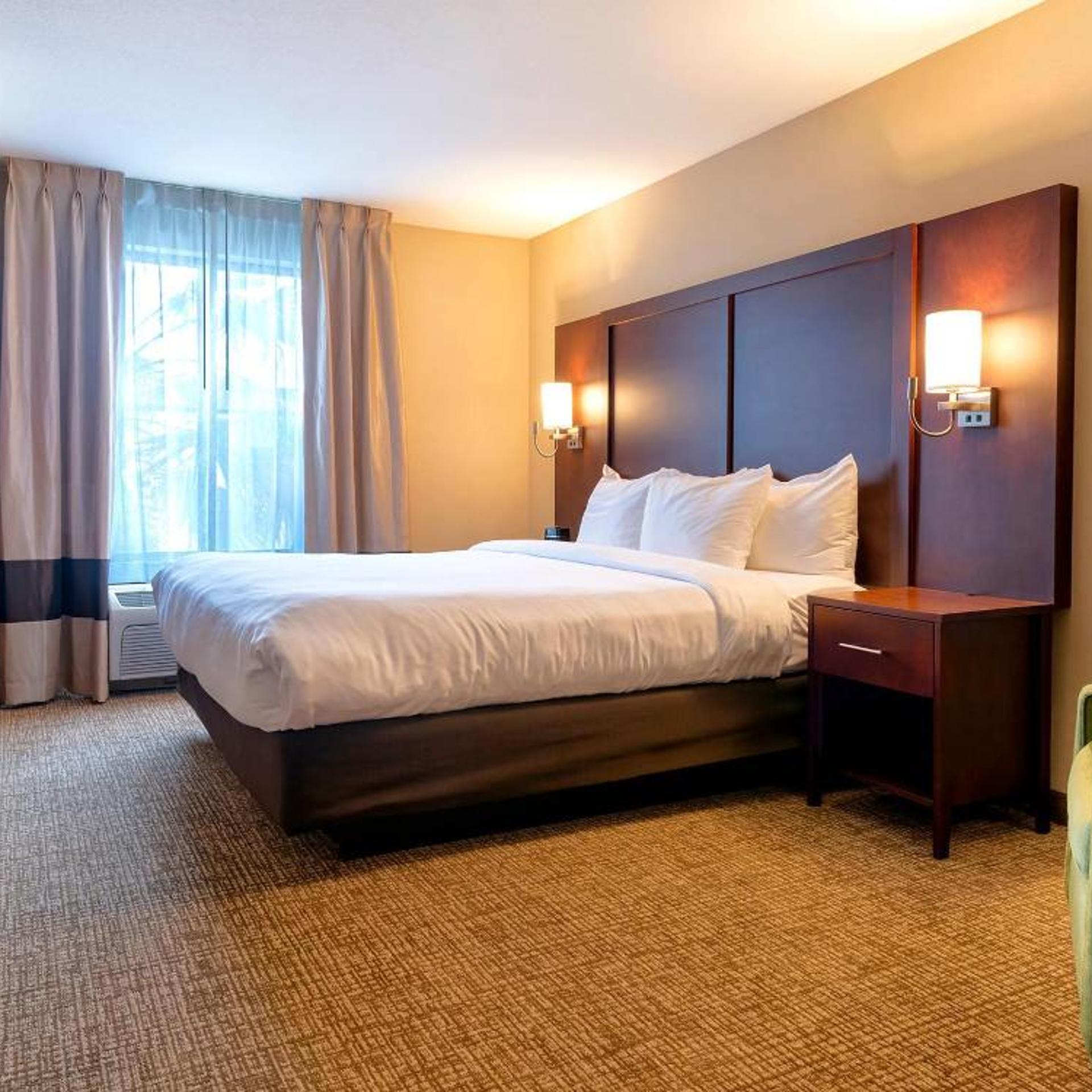 Suite, King Bed, Parlor