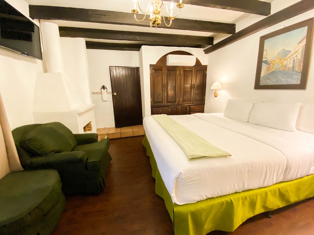 DELUXE, KING BED