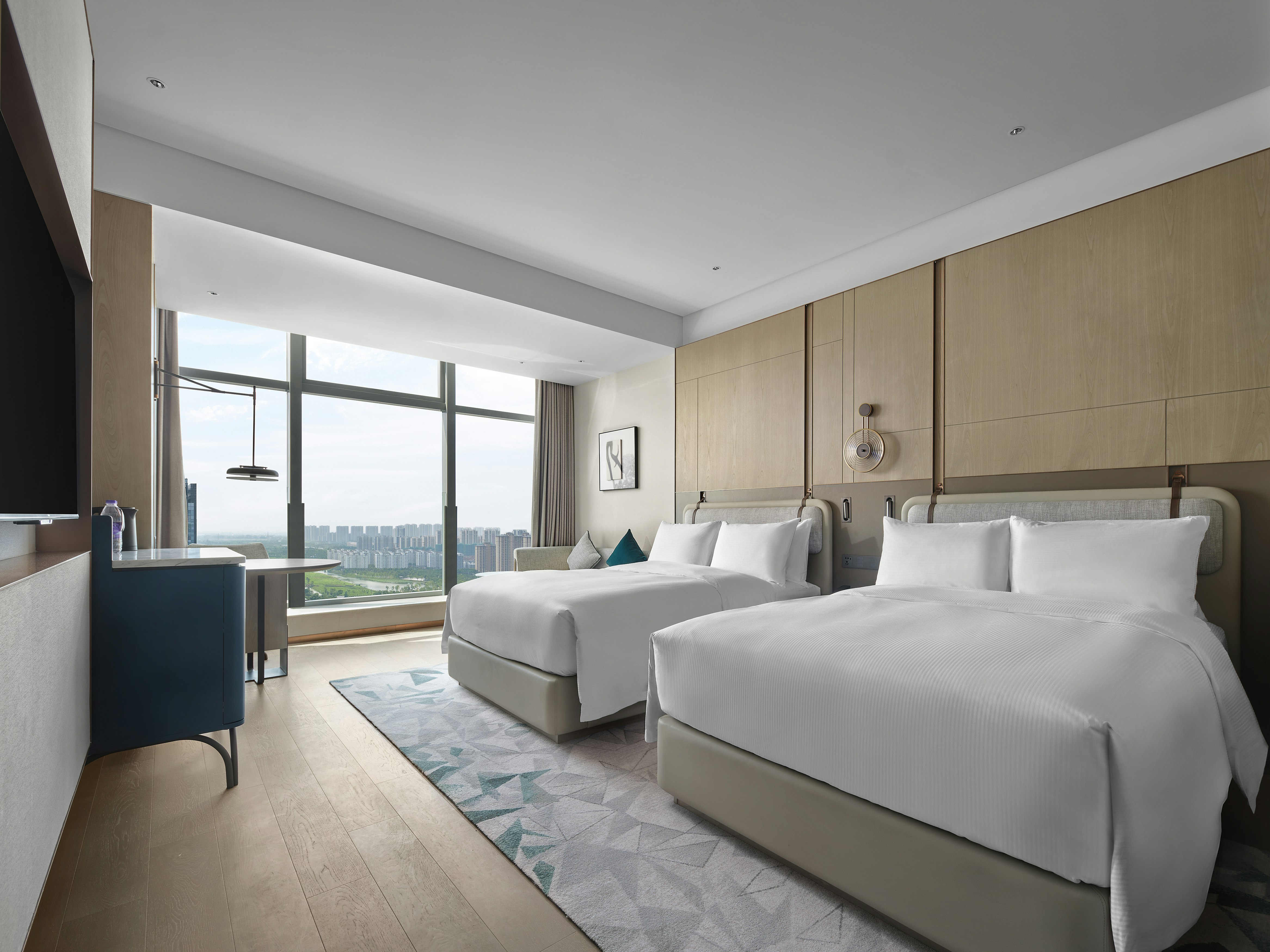 DELUXE, TWIN BEDS