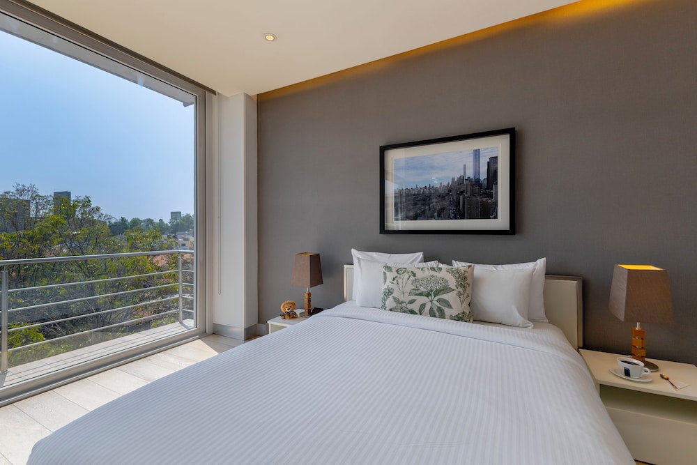 EXECUTIVE, SUITE