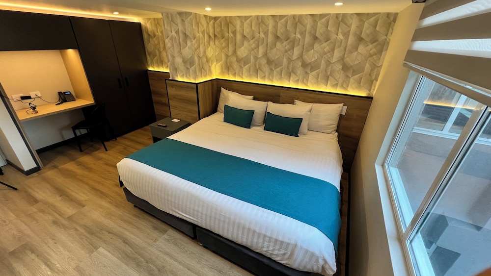 Deluxe, King Bed