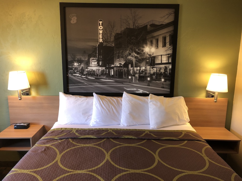 Super 8 By Wyndham Bend OR 23/50