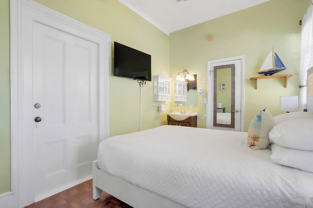 Petite, Queen Bed
