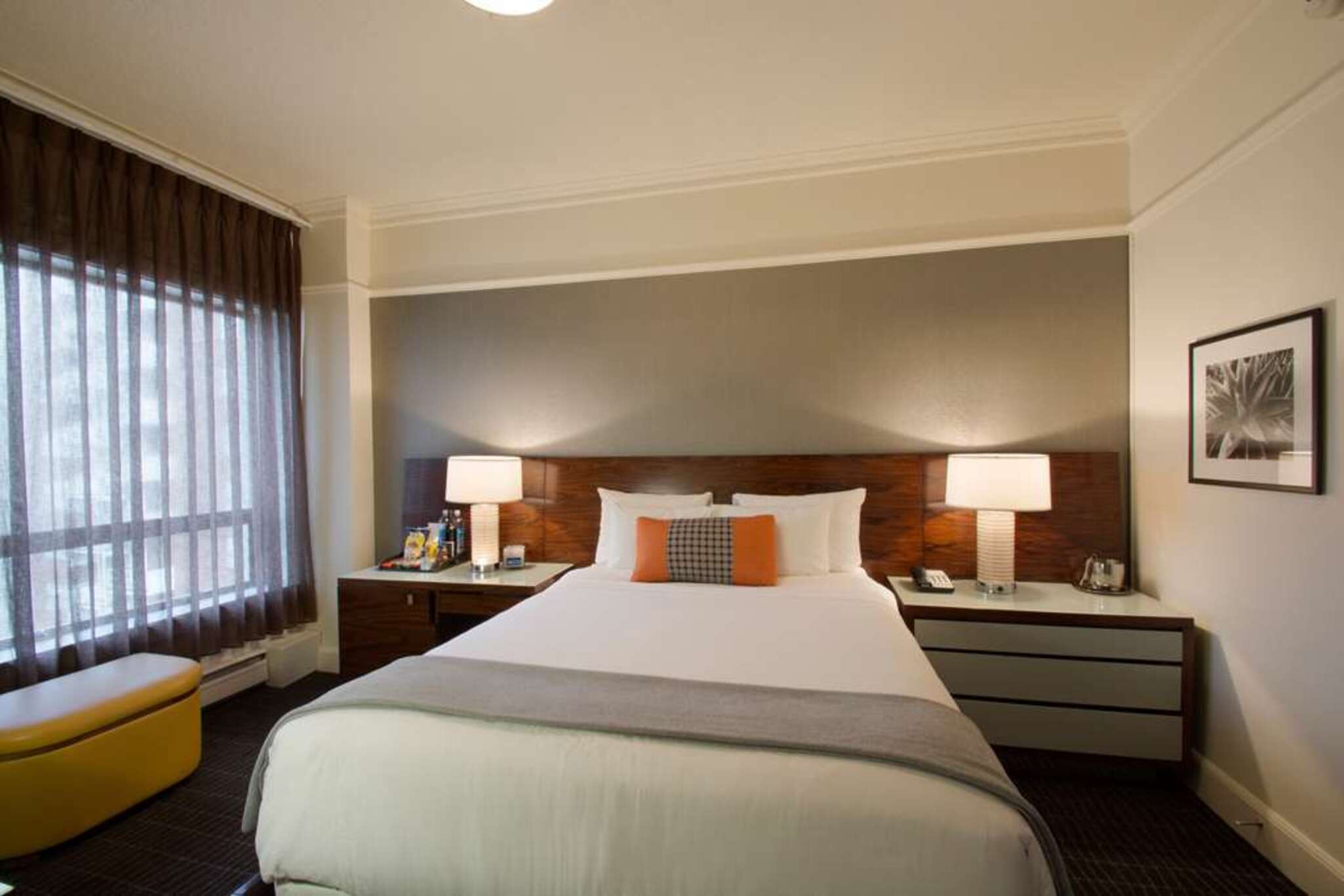 DELUXE, QUEEN BED