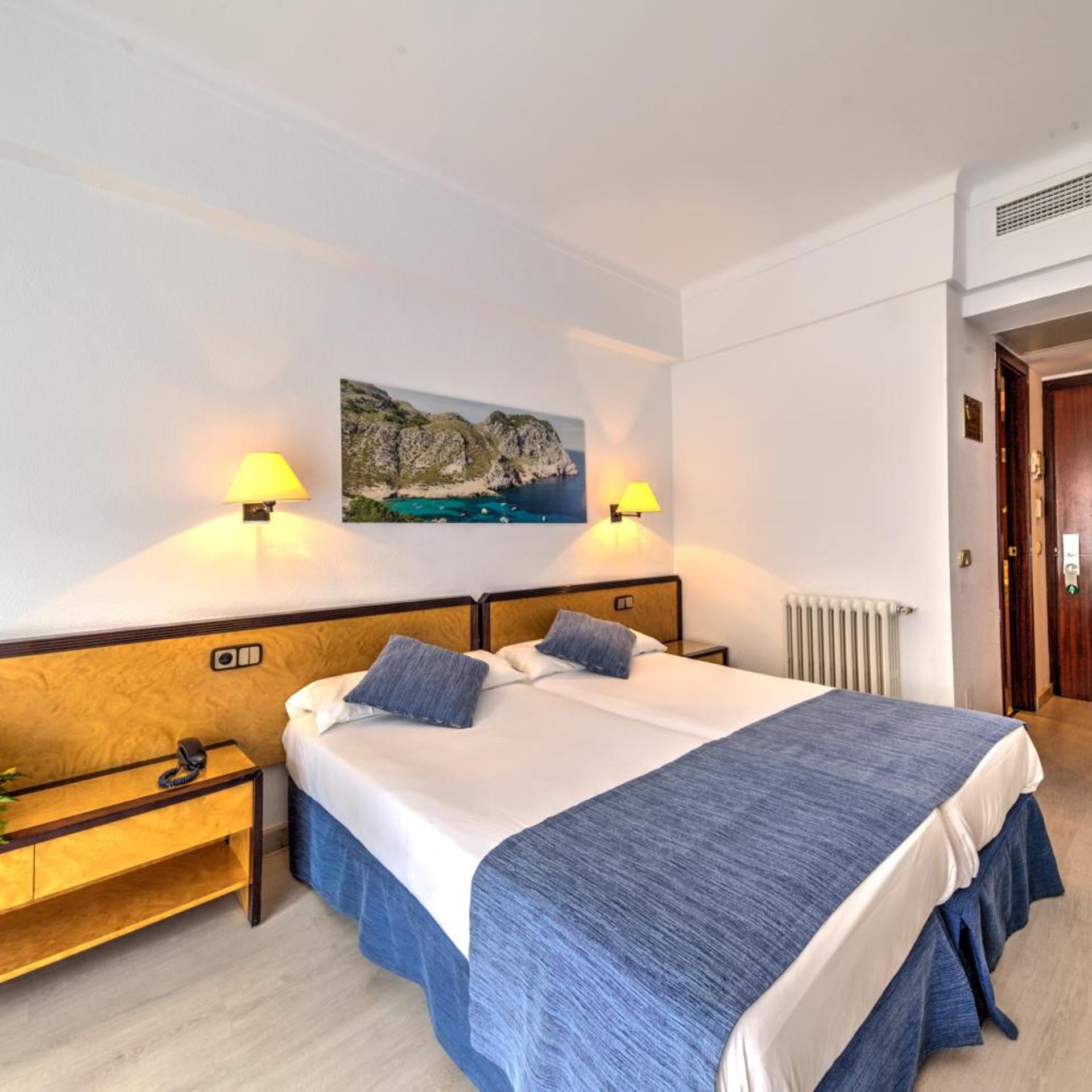 Room, Double Bed, Lateral Side Sea View، Hotel Voramar Mallorca 2/7