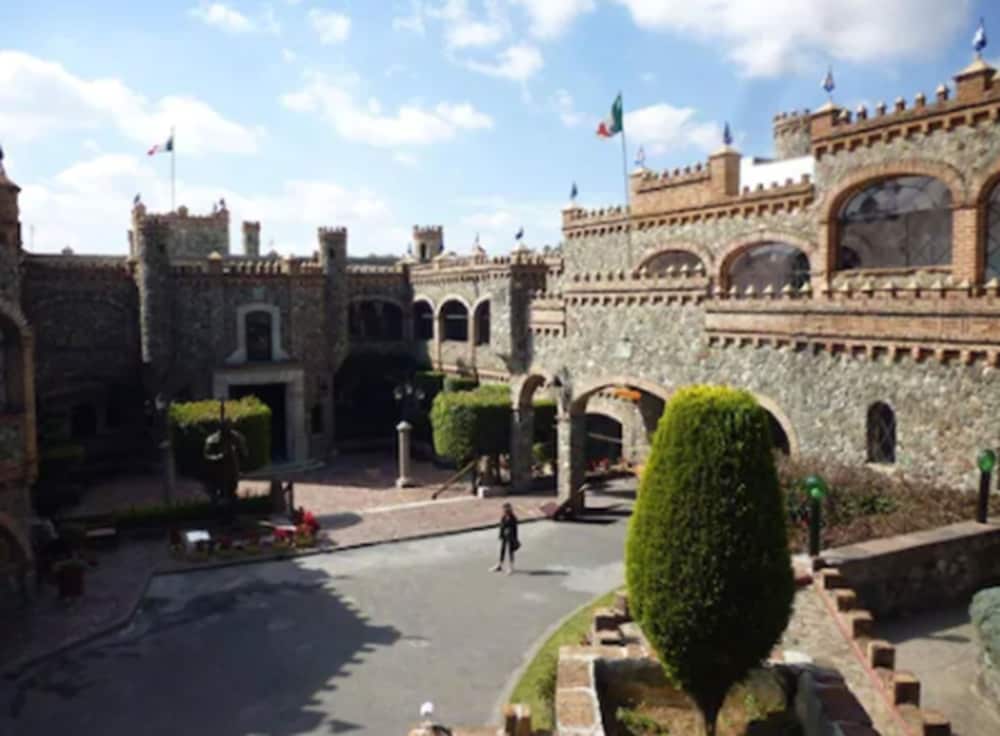 Hotel Castillo Santa Cecilia 66/70