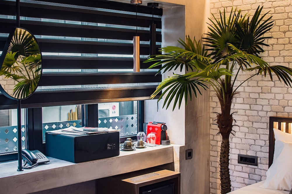Project 3 Urban Chic Hotel 5/47