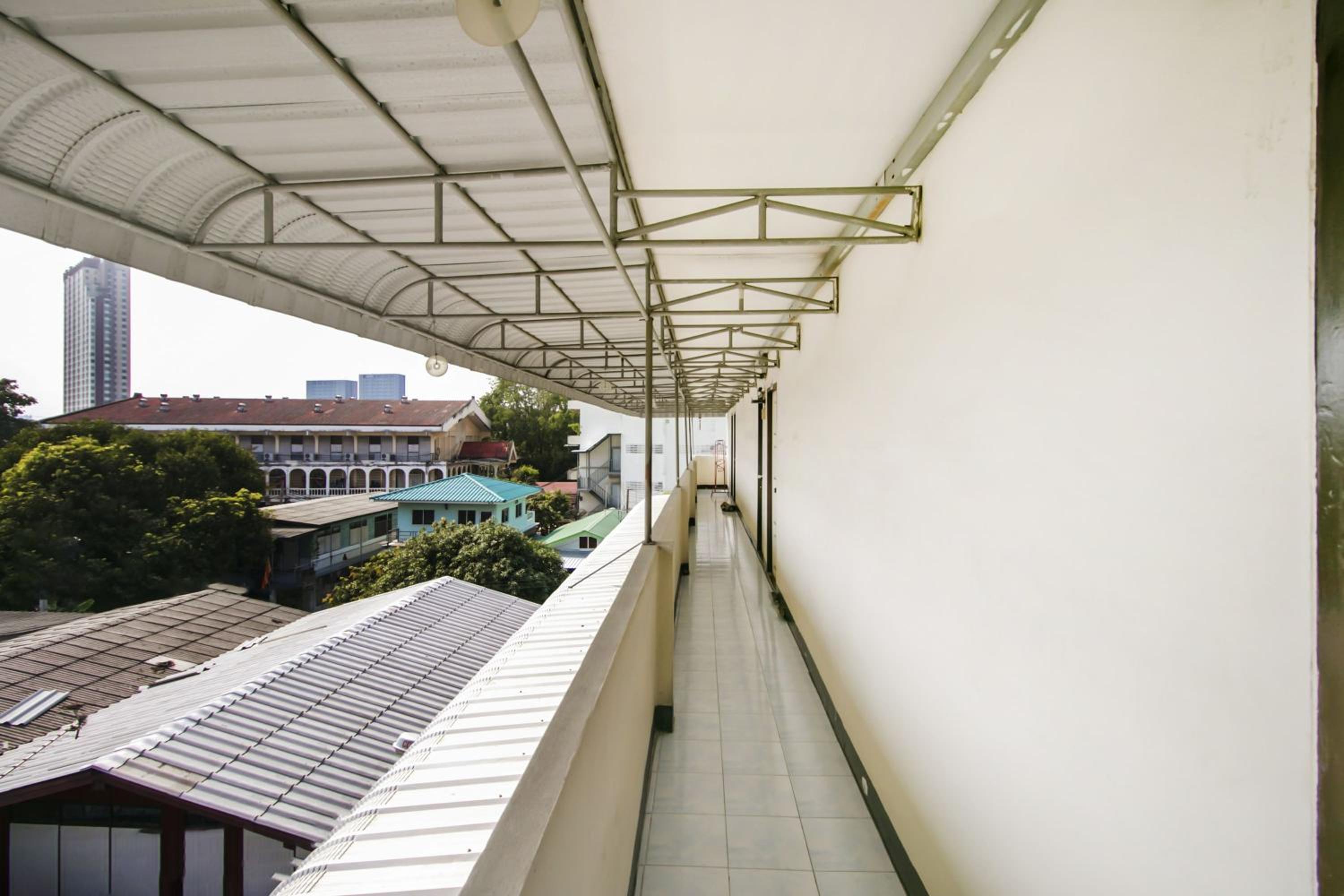OYO 525 MRT Phetkasem 48/1 Place 6/33