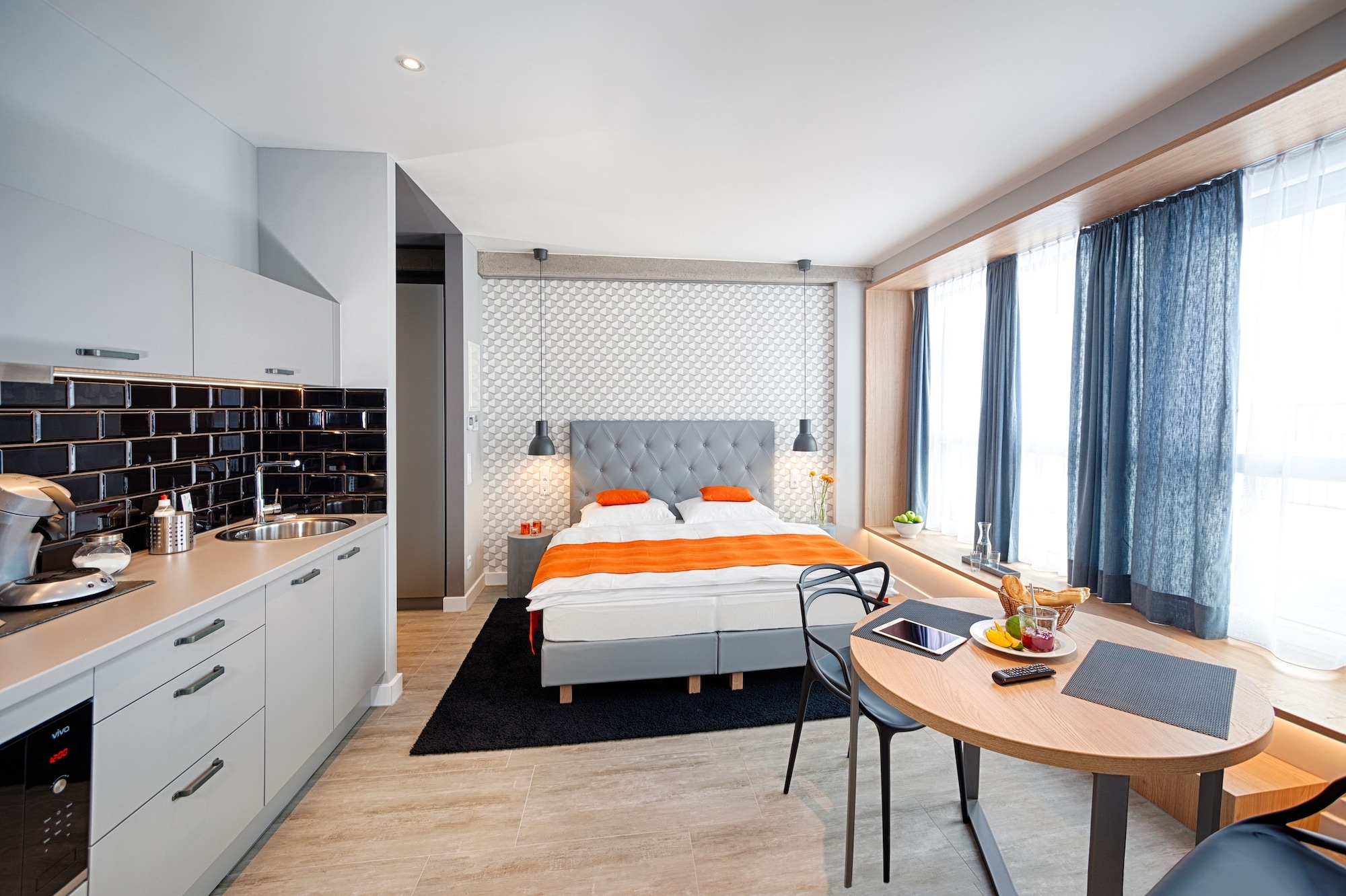 BUSINESS, APARTMENT, TERRACE, KITCHENETTE