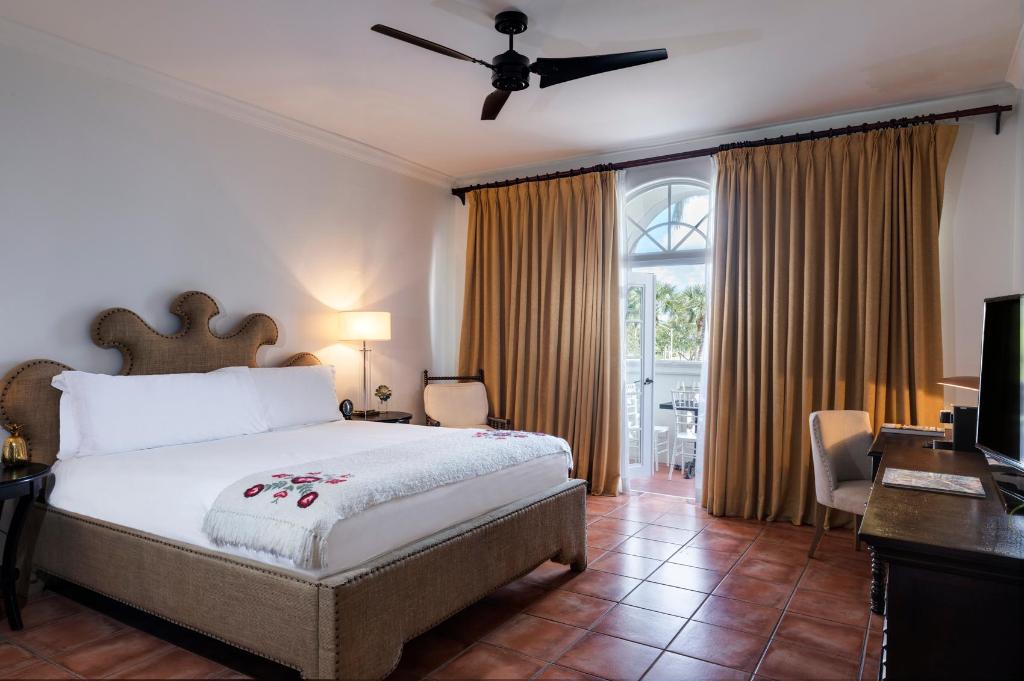 STUDIO, SUITE, KING BED, DISTRICT VIEW