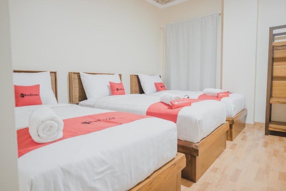RedDoorz Plus near Soekarno Hatta Airport 2 10/30