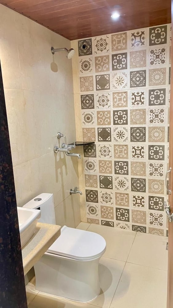 Monarch Suites 37/40