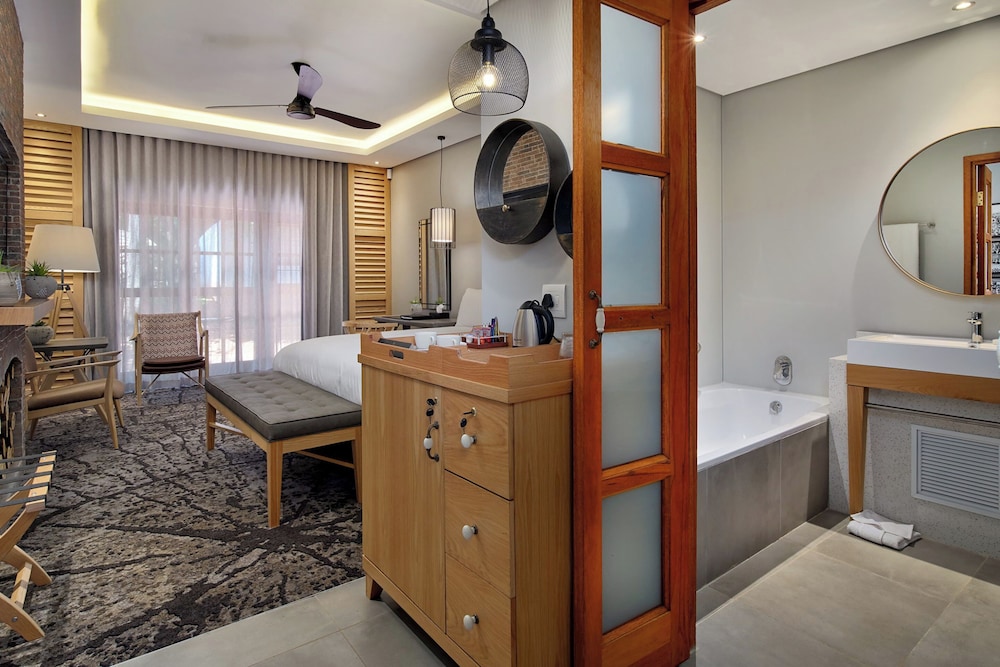 Guest Room, King Bed, Forest View, Patio