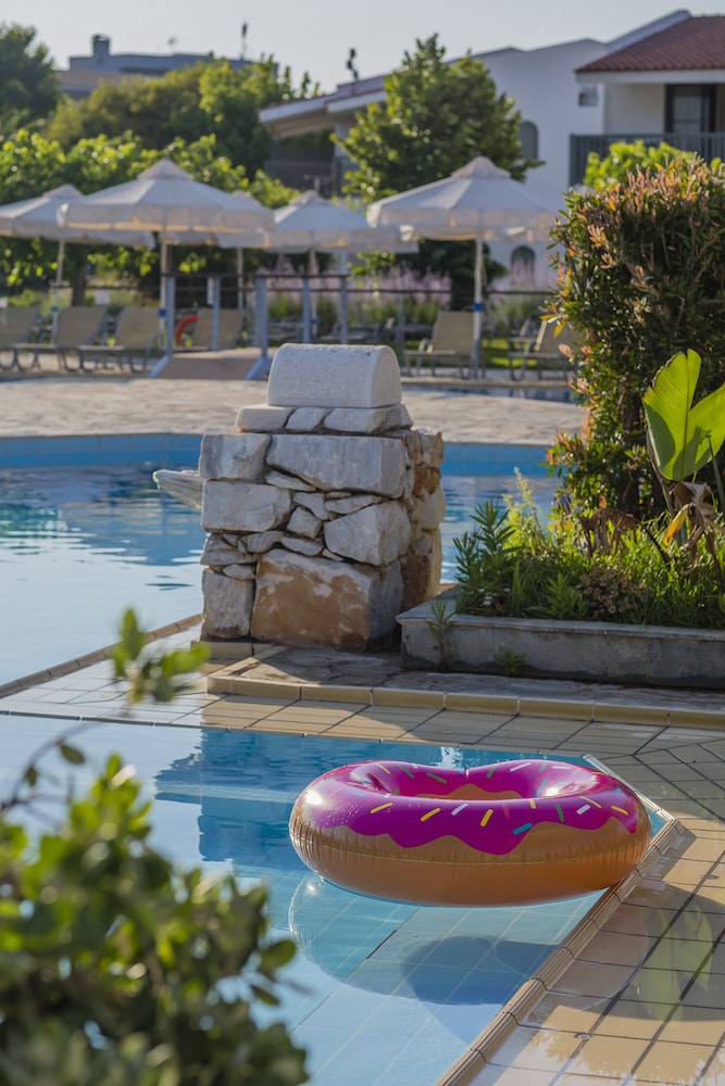 Golden Coast Hotel and Bungalows 47/75