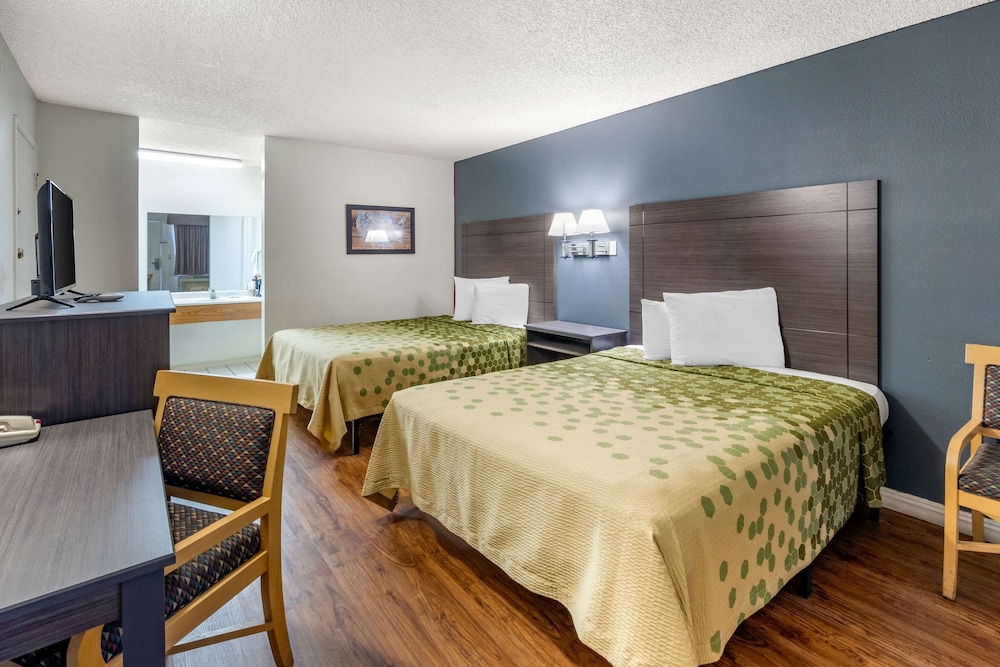 Econo Lodge On Historic Route 66 16/35