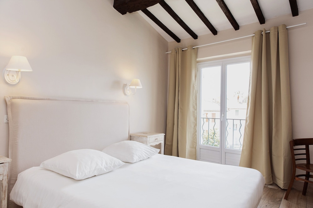 Coq Hotel 10/50