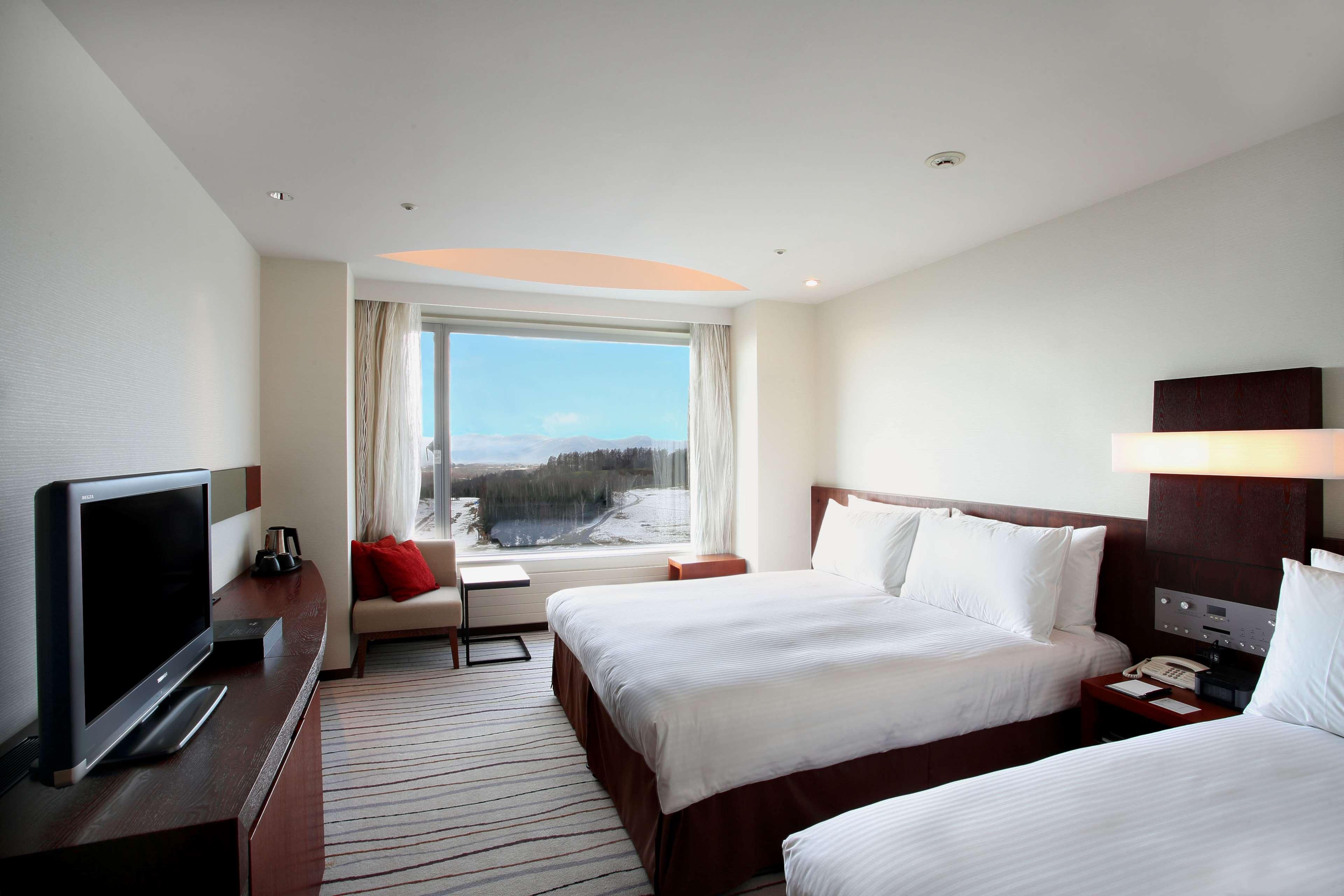 DELUXE, FAMILY, KING BED