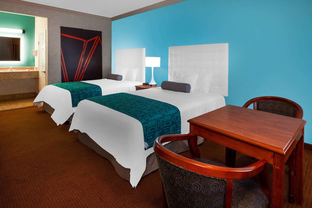 Howard Johnson by Wyndham Pico Rivera Hotel & Suites 11/26