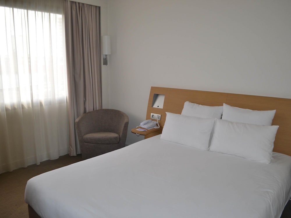 SUPERIOR, QUEEN BED