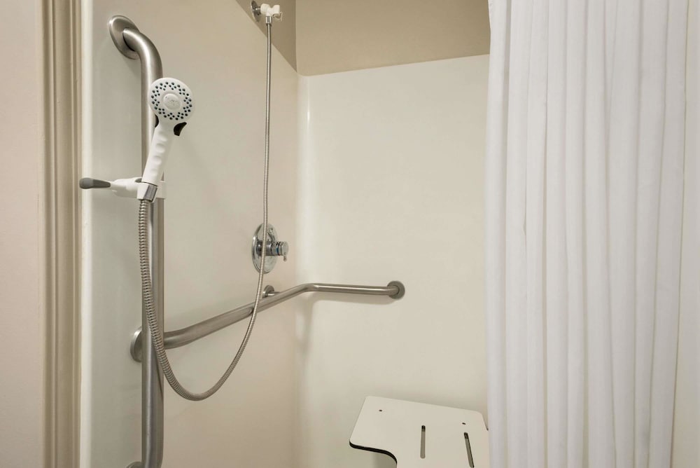 Travelodge By Wyndham Missouri Valley 16/25