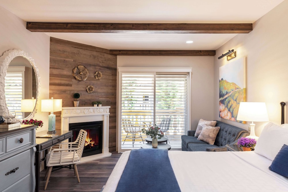 غرفة بسرير كينج بشرفة مع أريكة، The Lodge at Healdsburg, tapestry Collection by Hilton 3/7