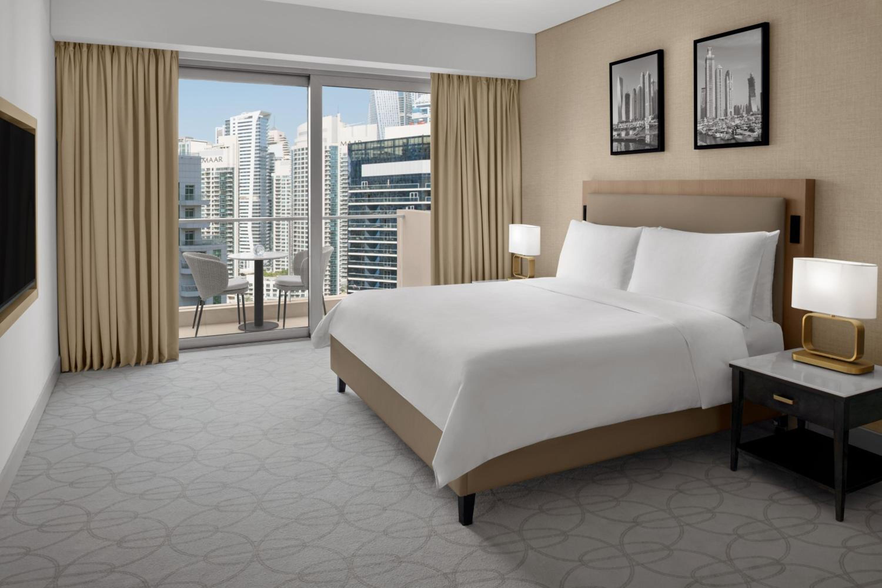 Tower, Suite, King Bed, City View, Sofa, Club Floor