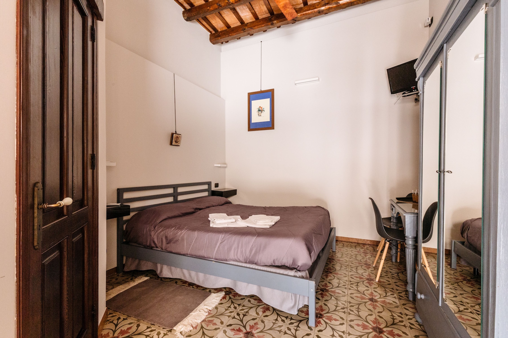 ROOM, DOUBLE OR TWIN BED