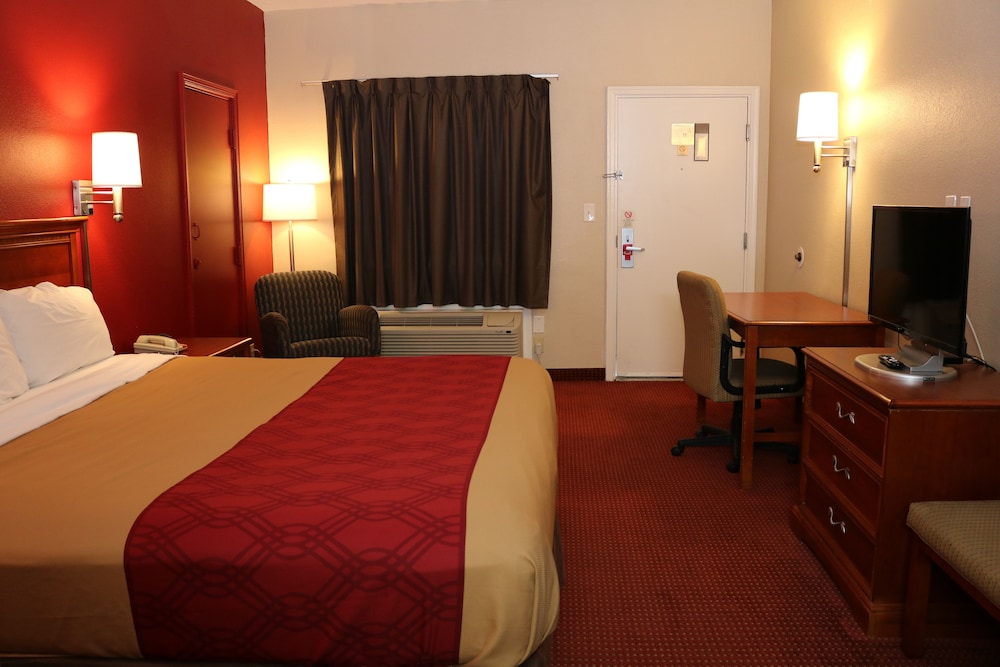 Econo Lodge Chesapeake Route 13 and I-464 6/19