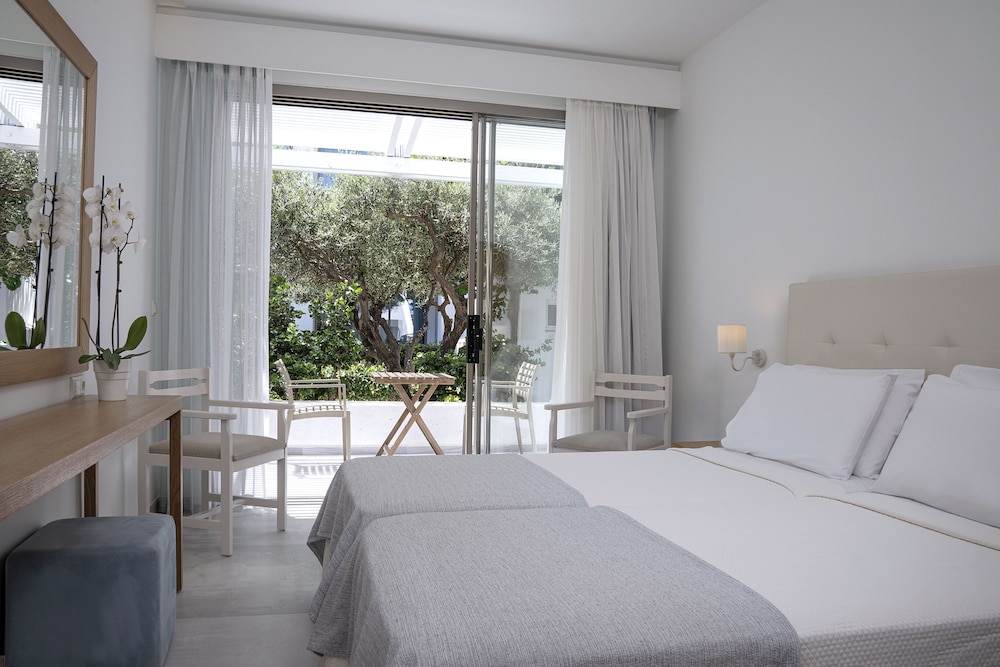 Maritimo Beach Hotel 18/65