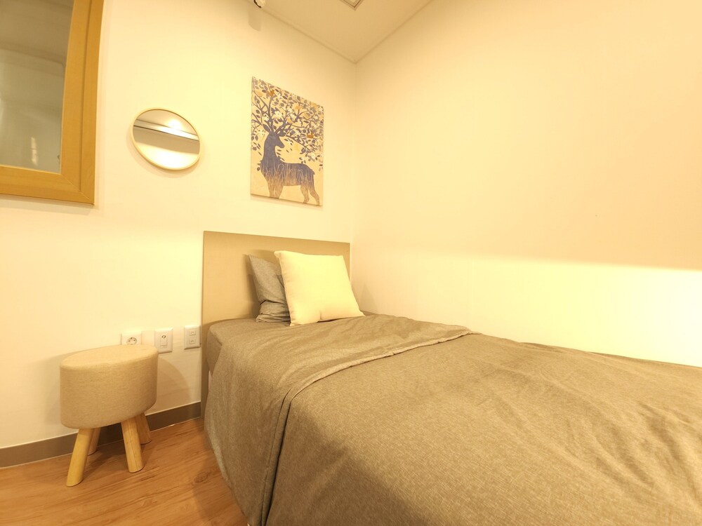 ROOM, SINGLE
