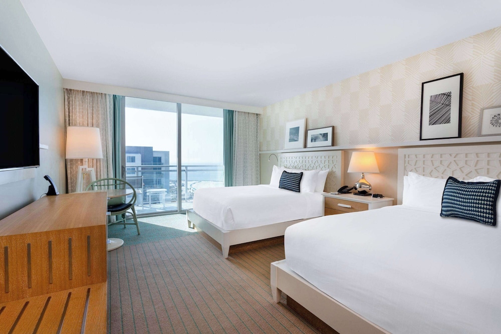 DELUXE, 2 QUEEN BEDS, PARTIAL GULF VIEW