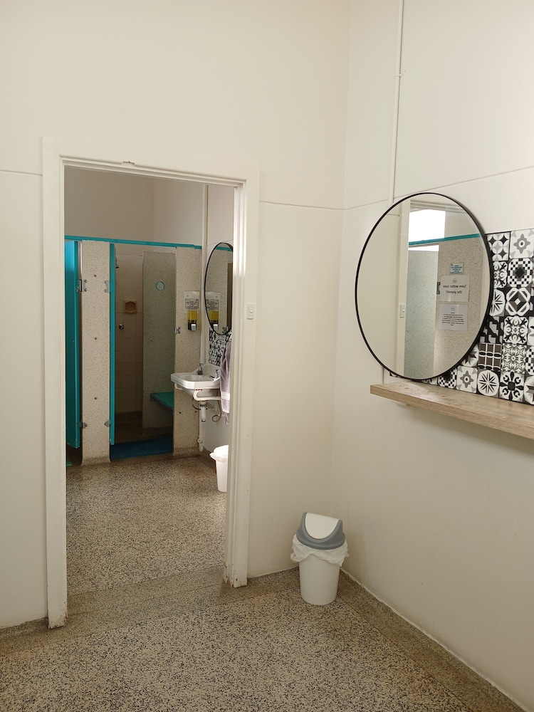 1849 Backpackers Hotel 50/50