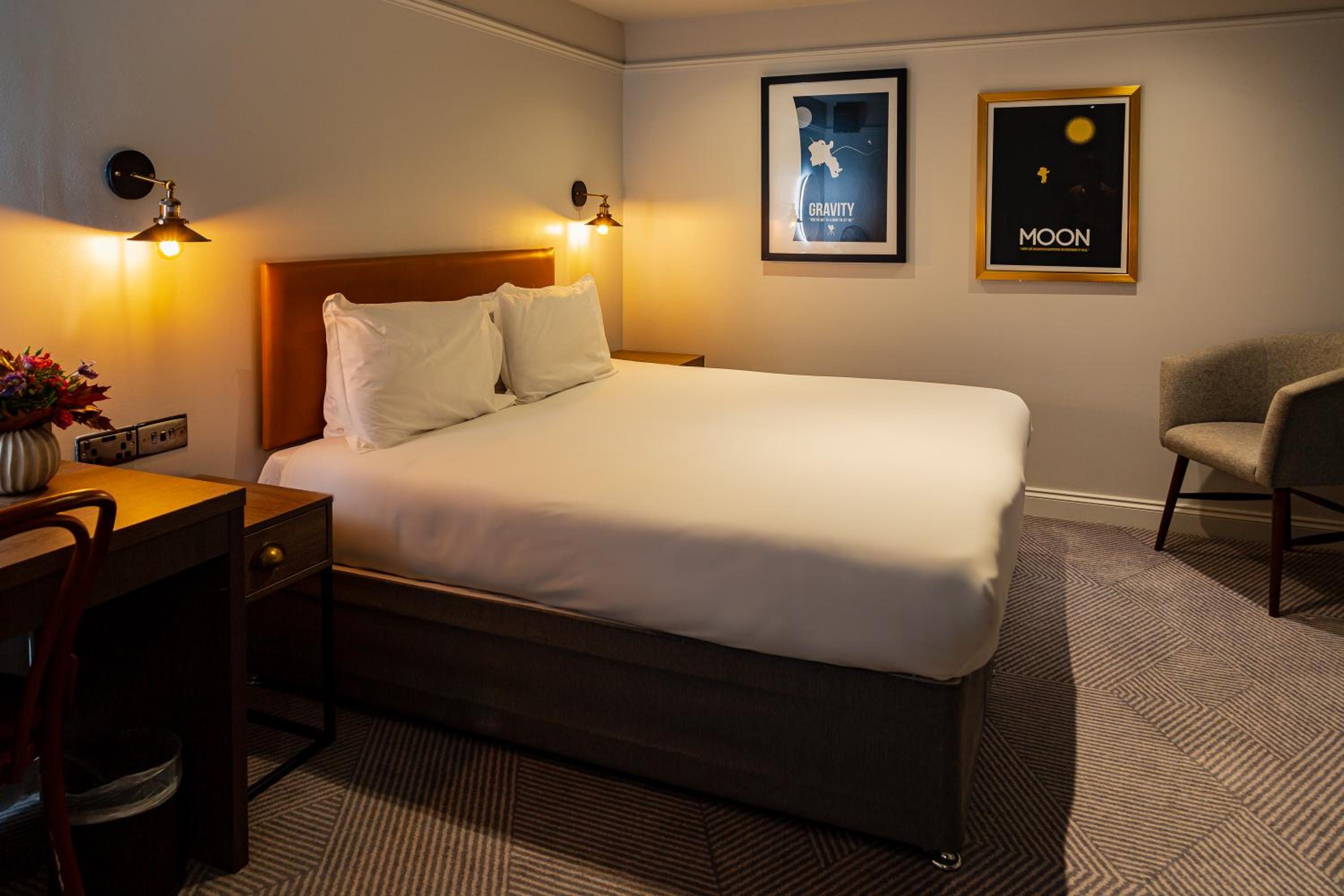COZY, DOUBLE BED, NO WINDOW