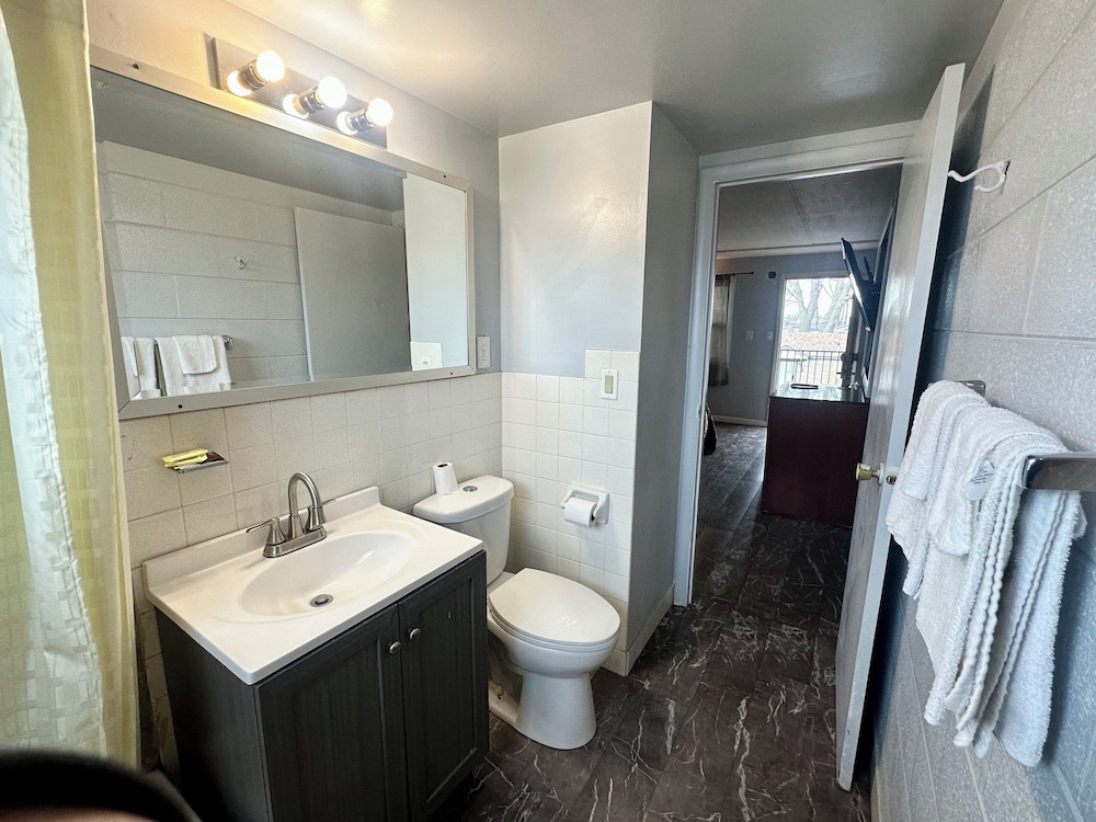 King Bed with Kitchenette Non-Smoking, Des Plaines Motel By OYO O'Hare Airport Chicago 2/3