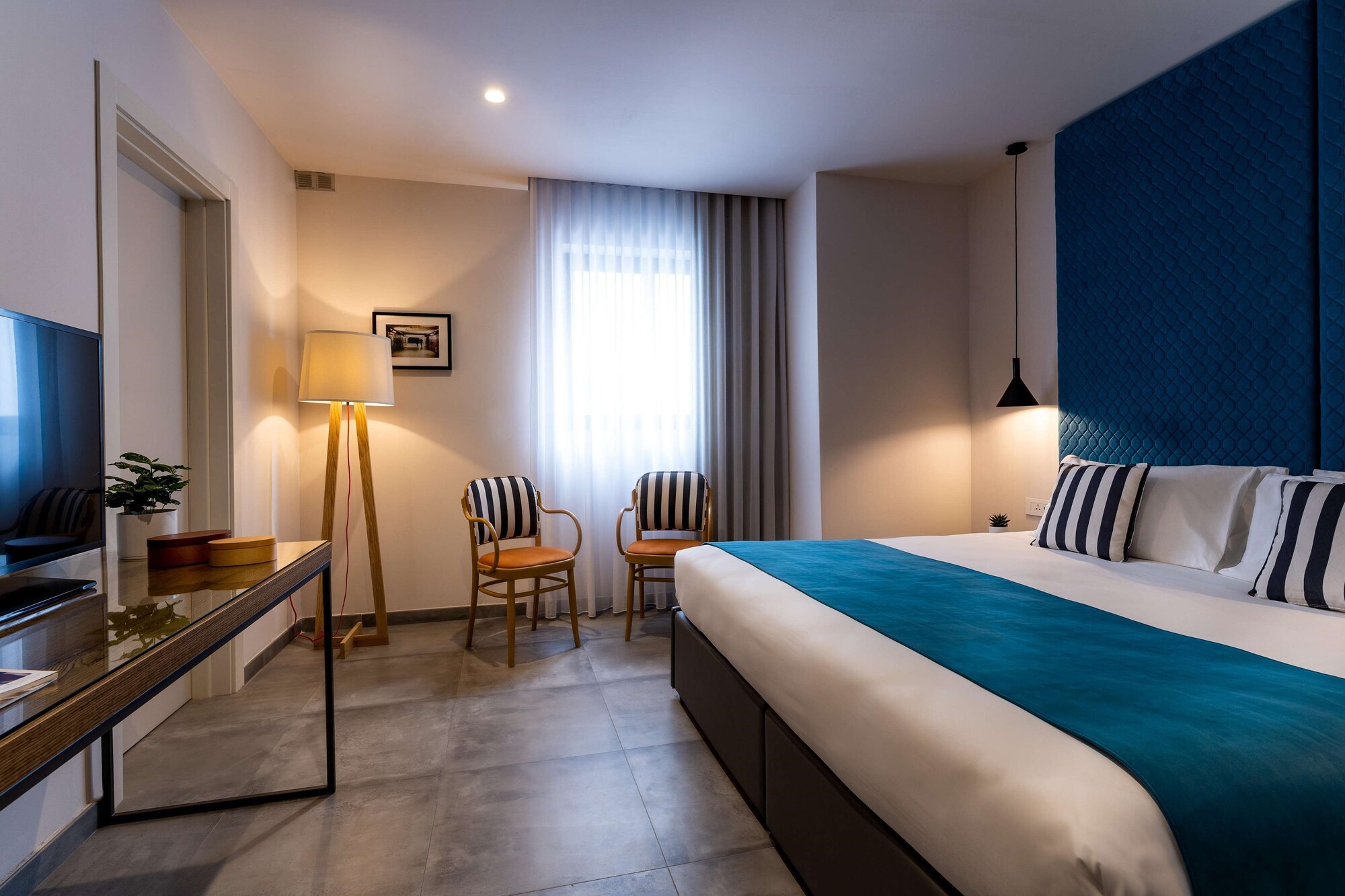 DELUXE, DOUBLE OR TWIN BED