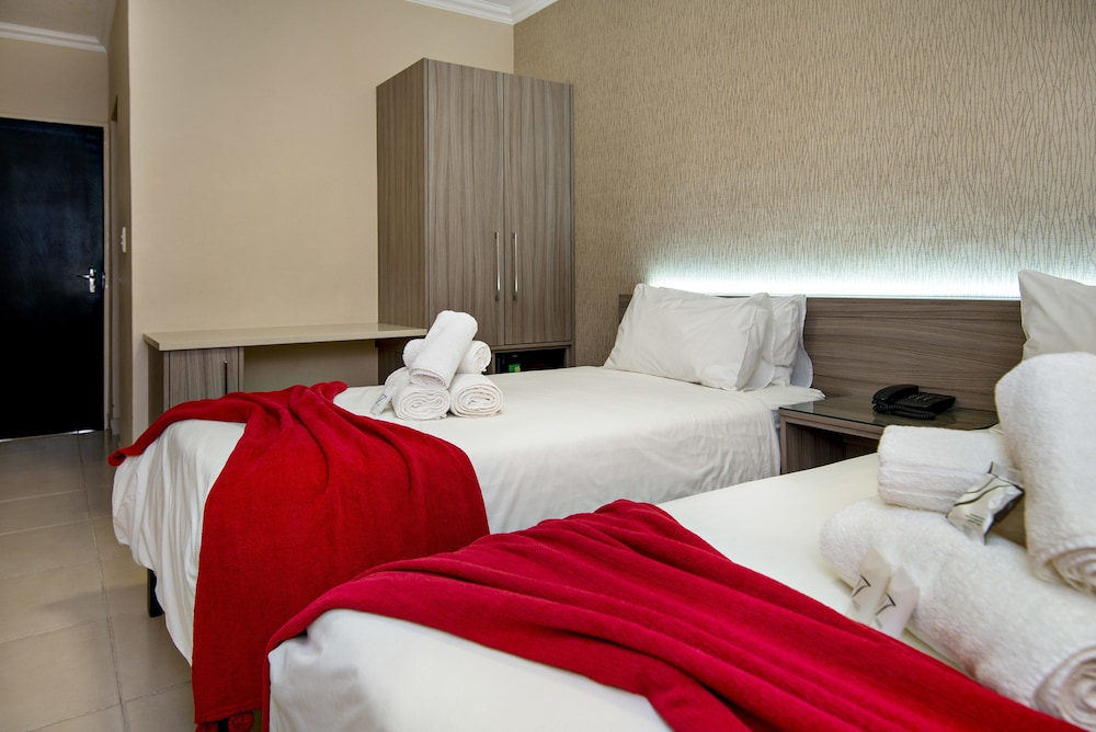 ROOM, DOUBLE OR TWIN BED
