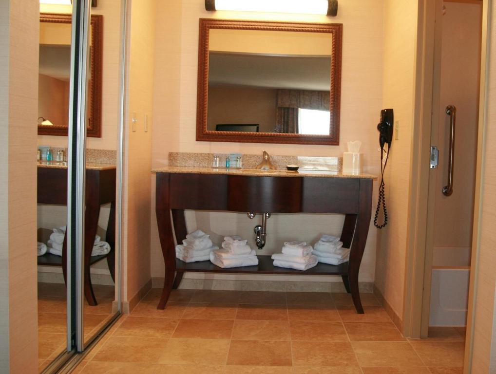 استوديو بسرير كينج مع أريكة لذوي الإعاقة، Hampton Inn & Suites Greensburg 4/4