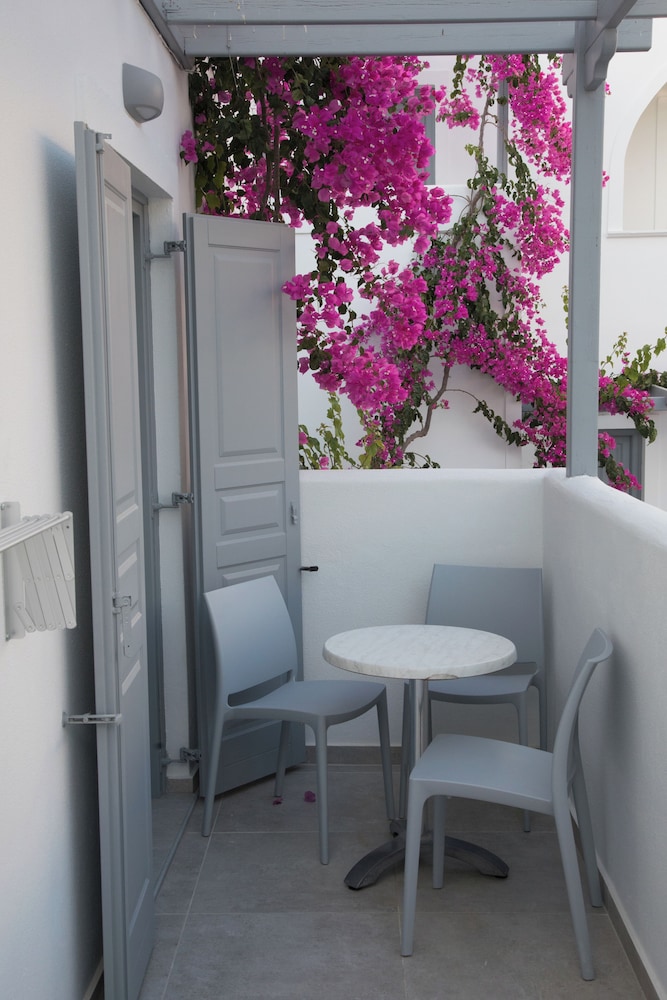 Markakis Studios Fira 28/49