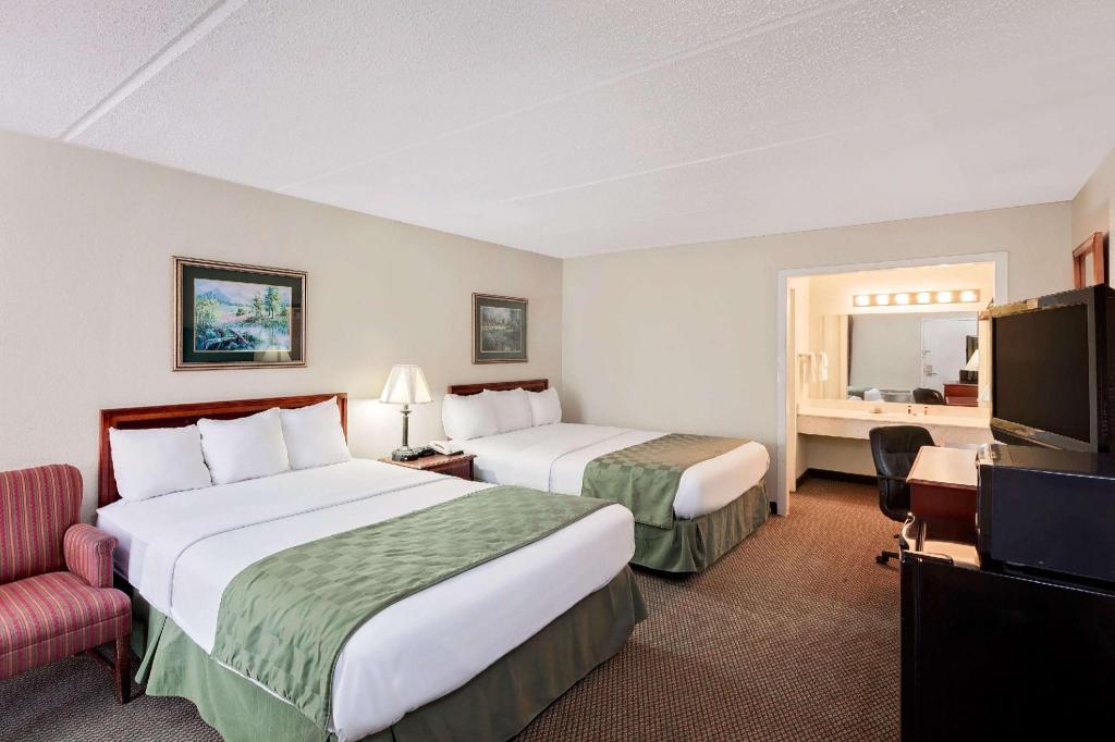 غرفة بسريرين مزدوجين