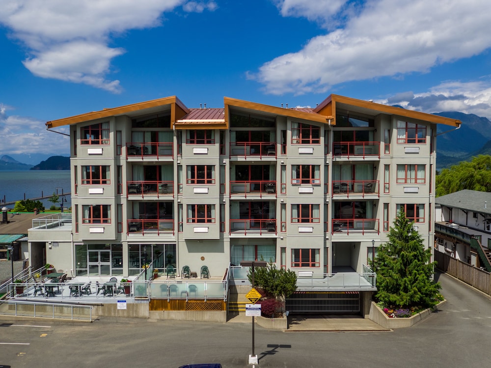 Harrison Beach Hotel in HARRISON HOT SPRINGS - BC