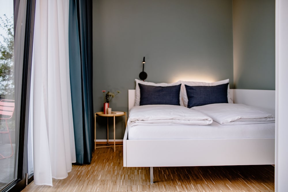 EXECUTIVE, SUITE, QUEEN BED, KITCHENETTE