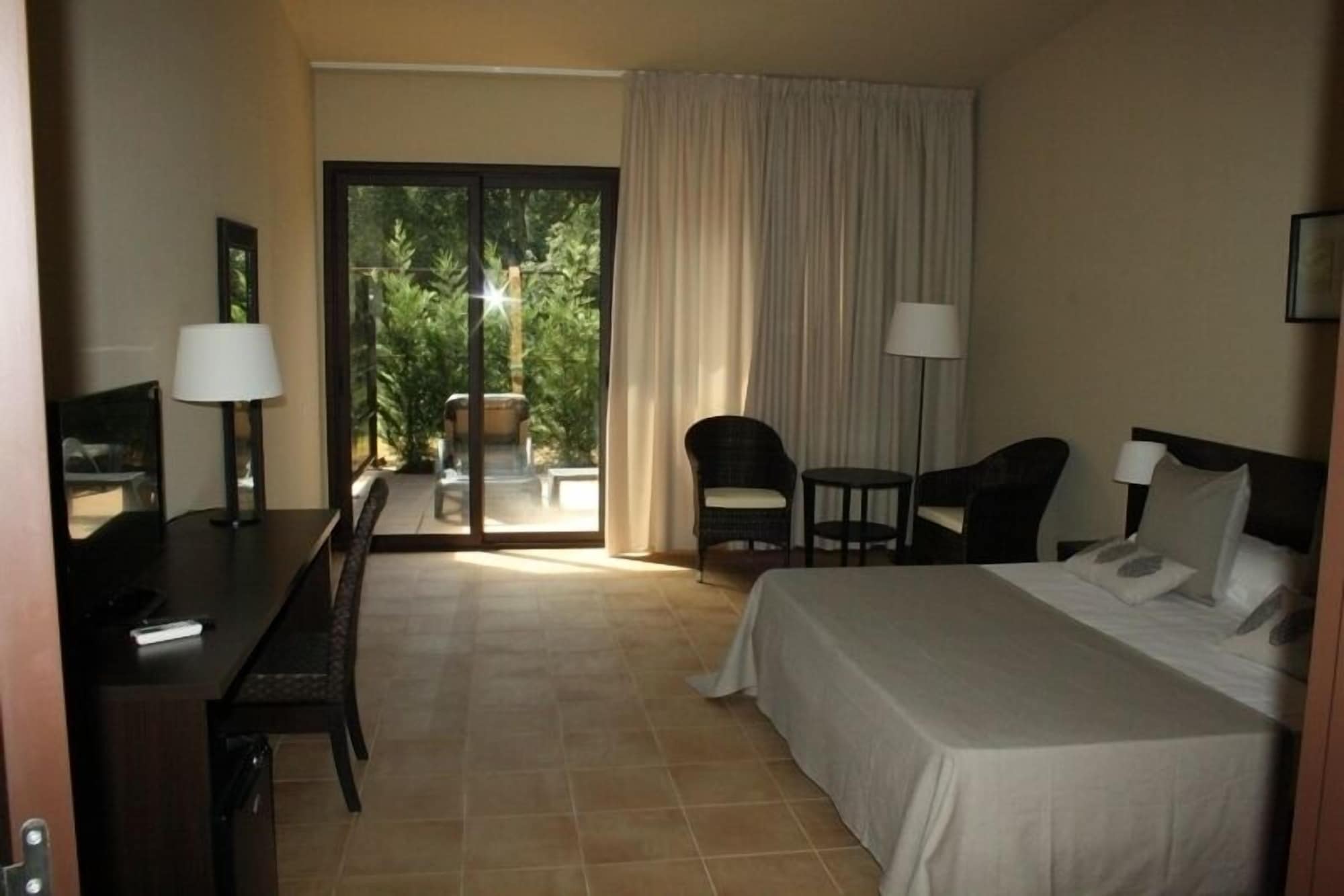 غرفة قياسية بسرير كينج، Hotel Mas Salvi 5/9