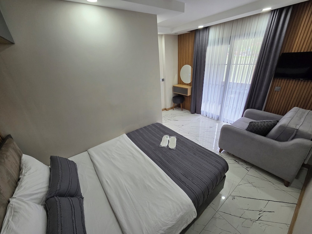 Premier, Triple, Queen Bed, Sofa