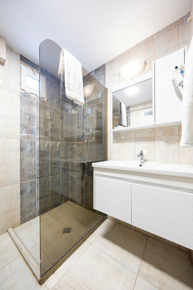 Anit Park Hotel 48/50