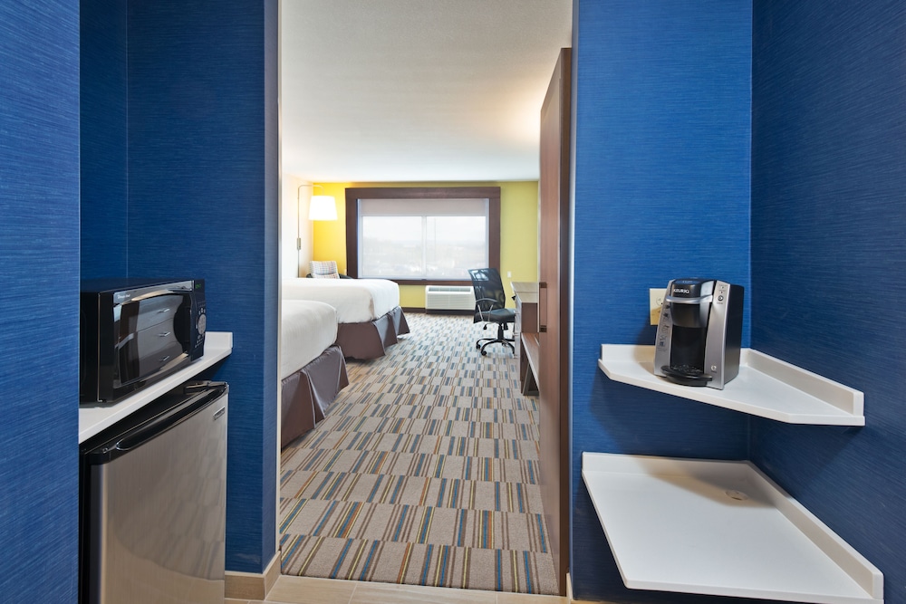 Holiday Inn Express & Suites UNIONTOWN 15/54